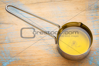 olive oil in measuring cup