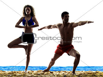 couple on the beach yoga exercices