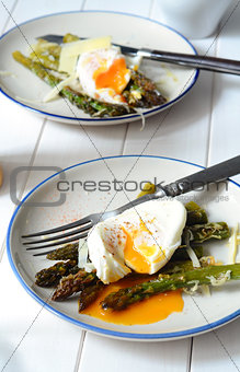 Green asparagus with poached egg