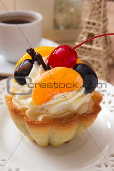 French cake with cherries and cream