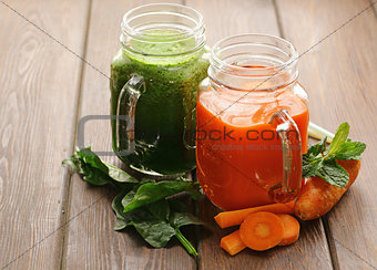 Fresh carrot juice and juice of spinach, celery (smoothies)