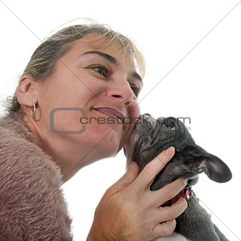 woman kissing bulldog