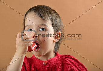 girl breathing asthmatic medicine