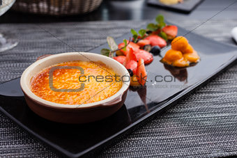 Creme brulee with strawberry