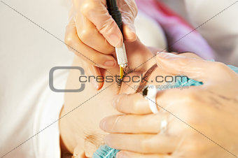 Master making permanent eyelashes make up