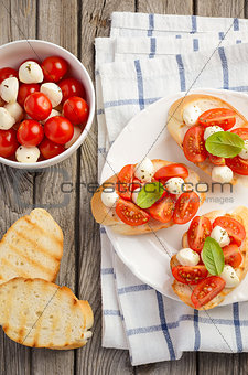 Bruschetta with cherry tomatoes and mozzarella