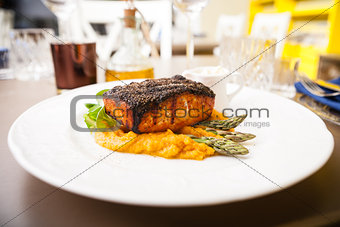 Salmon steak with asparagus