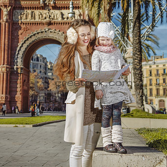 mother and child near Arc de Triomf in Barcelona looking at map