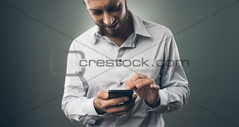 Smiling businessman with smortphone