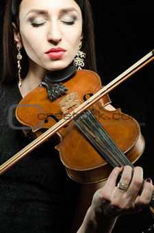 Portrait of a young woman who plays the violin
