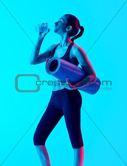 woman exercsing fitness exercices drinking