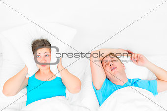 woman can not sleep from snoring husband, the pillow covering he