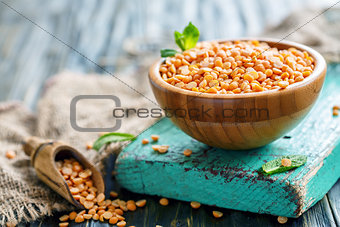 Bowl with dry yellow peas.