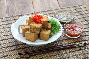 fried tofu with dipping sauce
