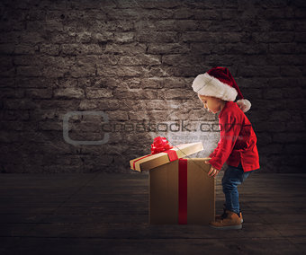 Child that open a magic Christmas gift