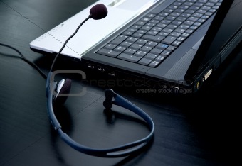 Laptop computer and headphone