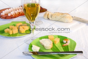 Shrimp Plate with Sliced Bread and Cocktail Set