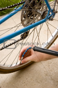 Inflating the tire of a bicycle