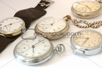 Many different old watches.